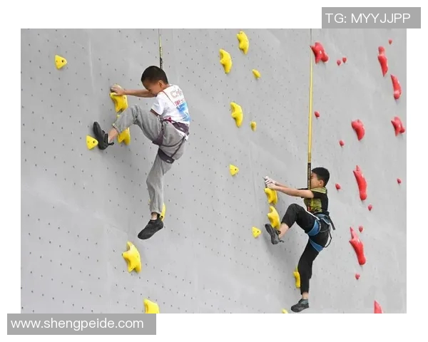 重庆攀岩队在极限运动会中以50分领先其他队伍展现出强大实力 重庆攀岩队在极限运动会中以50分领先其他队伍展现出强大实力